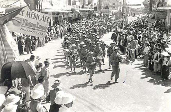 Các chiến sĩ bộ binh của Trung đoàn Thủ đô tiến về tiếp quản Thủ đô, sáng 10/10/1954. Ảnh: Tư liệu TTXVN