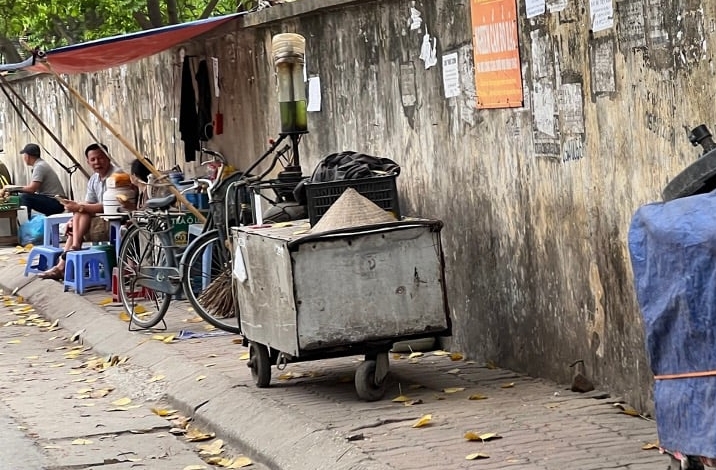 Điểm bán “xăng dạo” trên phố Triều Khúc - Thanh Xuân trông rất đơn sơ, tạm bợ. Điều này đặt ra câu hỏi: Liệu thiết bị chứa xăng kia có đảm bảo chất lượng của xăng hay không? 