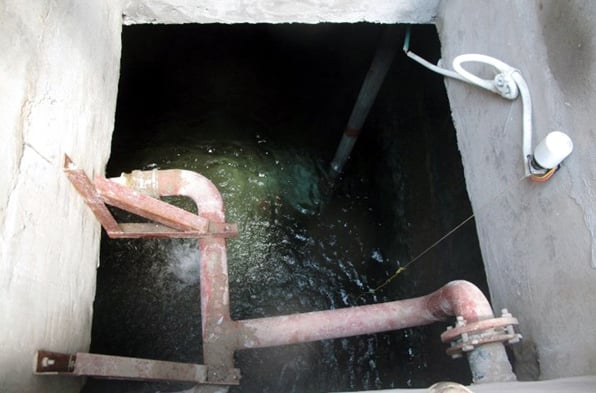 Bùn trong bể nước ngầm lội ngập đến đầu gối, rác vớt lên cả bao tải... thậm chí, nước sạch trong bể còn được trộn với nước thải là cảnh thường thấy trong những khu tập thể ở Hà Nội. Ảnh: Vietnamnet
