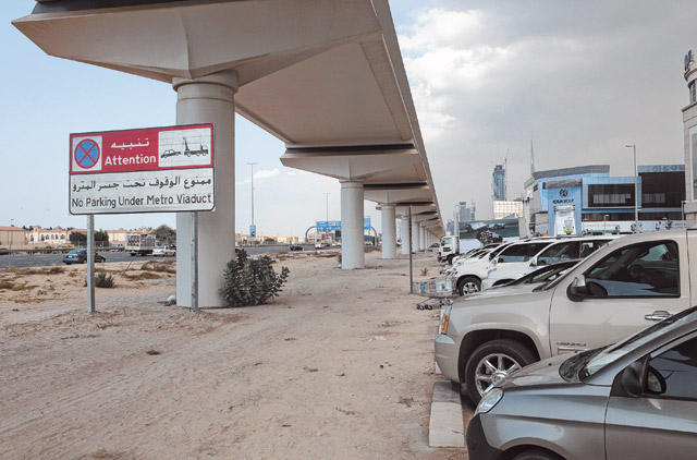 Dubai cấm để xe dưới gầm cầu vượt. Ảnh: Gulf News
