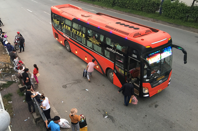 Ô tô đón khách dọc quốc lộ 1, đoạn trước Khu du lịch Suối Tiên, TP Thủ Đức hồi tháng 9. Ảnh: Vnexpress