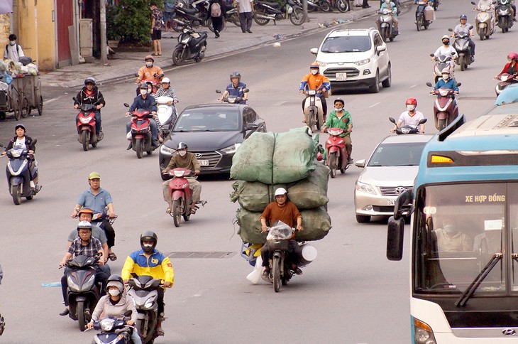 Chiếc xe chở những bao tải cồng kềnh lưu thông trên đường Nguyễn Trãi (quận Thanh Xuân, Hà Nội). Ảnh: Đời sống
