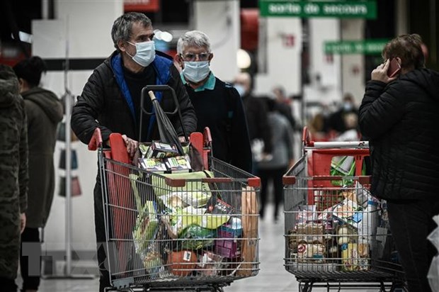 Người dân mua sắm trong siêu thị tại Bordeaux, Pháp. Ảnh: AFP/TTXVN