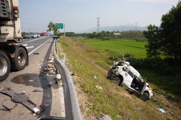 Hiện trường vụ tai nạn giao thông đặc biệt nghiêm trọng trên tuyến cao tốc Cam Lộ - La Sơn làm 03 người chết