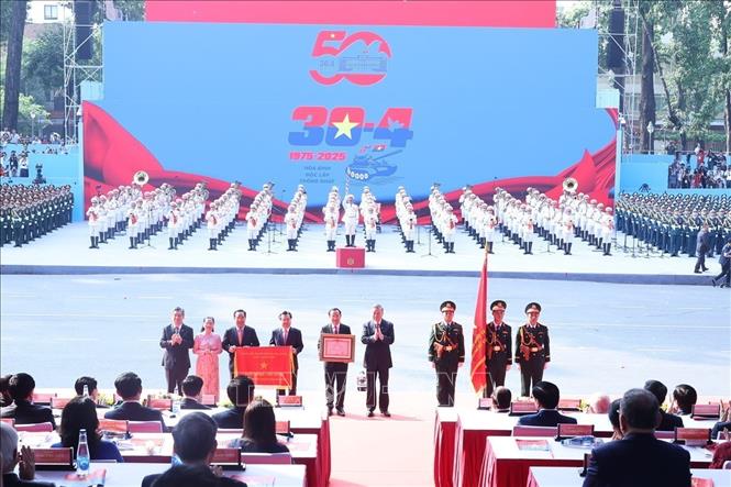 Tổng Bí thư Tô Lâm, thay mặt lãnh đạo Đảng, Nhà nước trao tặng danh hiệu “Anh hùng Lao động” cho Đảng bộ, Chính quyền và Nhân dân Thành phố Hồ Chí Minh. (Ảnh: TTXVN)