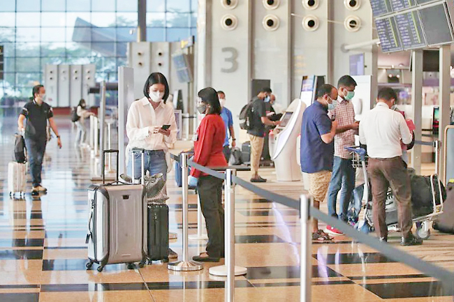 Hành khách có chuyến bay từ sân bay Changi của Singapore sẽ phải trả thêm phí sân bay kể từ ngày 1/11 - Ảnh: Straits Times