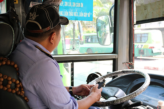 Bên cạnh những vất vả của công việc, lái xe buýt còn nhiều trăn trở với nỗi lo cơm áo gạo tiền (Ảnh minh họa)