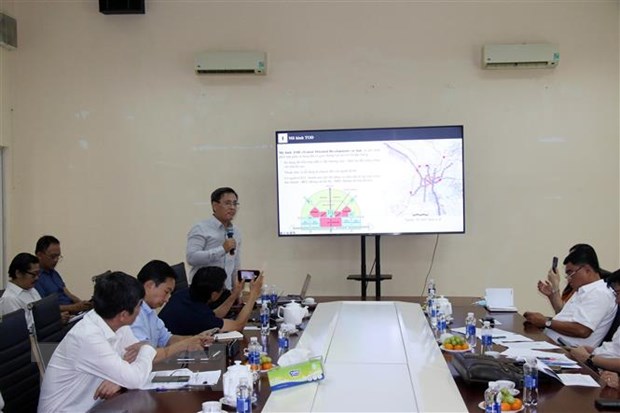 Chuyên gia phân tích phát triển đô thị theo mô hình TOD trong tuyến đường sắt Thành phố Hồ Chí Minh-Cần Thơ. (Ảnh: Tiến Lực/TTXVN)