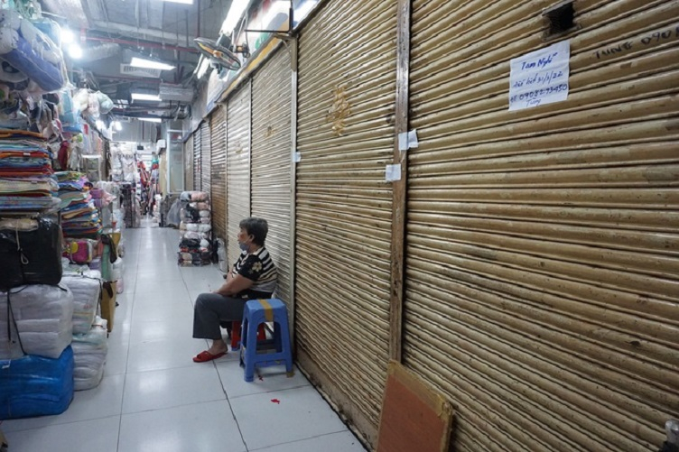 Rất nhiều quầy sạp ở chợ An Đông phải đóng cửa hoặc sang nhượng vì ế ẩm, thua lỗ. Ảnh: NLĐ