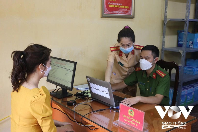 Công an xã Vĩnh Quỳnh (Thanh Trì, Hà Nội) làm thủ tục cấp biển số xe cho người dân