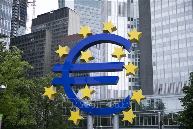 Biểu tượng đồng Euro ở phía trước trụ sở ngân hàng ECB tại Frankfurt, Đức. Ảnh: THX/TTXVN