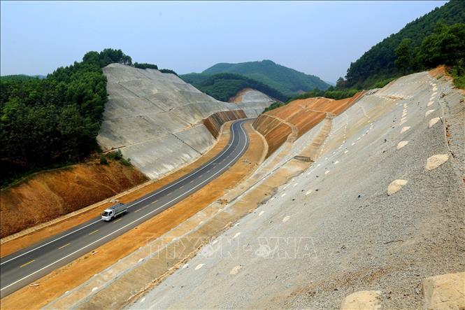 Tăng tốc thi công 3 dự án thành phần cao tốc Bắc - Nam qua Quảng Bình. Ảnh: Huy Hùng/TTXVN