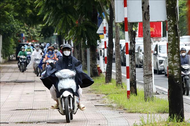 Rất nhiều xe máy leo lên vỉa hè để di chuyển tại khu vực ngã tư Cổ Linh - Thạch Bàn, quận Long Biên. Ảnh: An Đăng/TTXVN