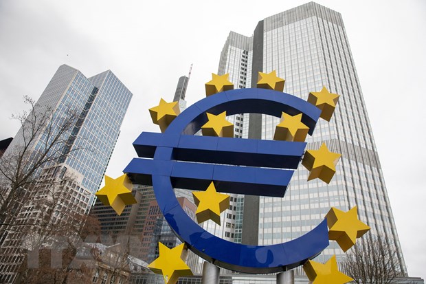Biểu tượng đồng euro ở phía trước trụ sở Ngân hàng Trung ương châu Âu tại Frankfurt am Main, Đức. (Ảnh: AFP/TTXVN)