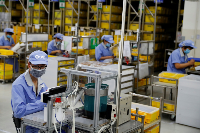 Nhân viên làm việc tại một nhà máy tại Bắc Kinh, Trung Quốc ngày 13/5/2020. Ảnh: Reuters