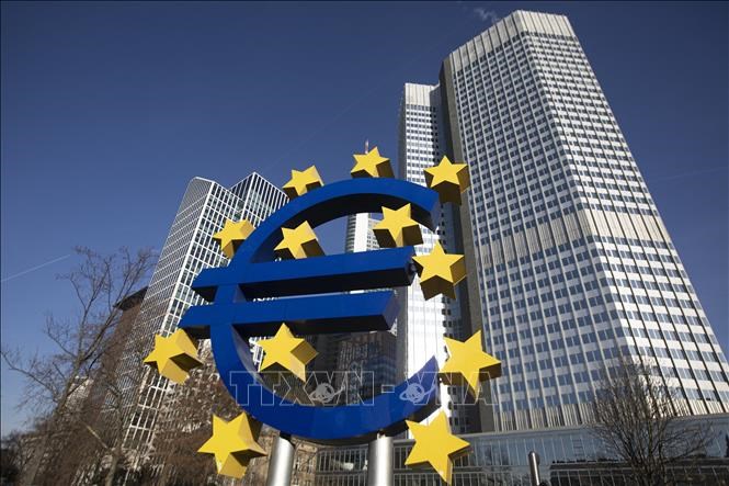 Biểu tượng đồng tiền chung euro ở phía trước trụ sở Ngân hàng Trung ương châu Âu (ECB) tại Frankfurt am Main, Đức. Ảnh: AFP/TTXVN