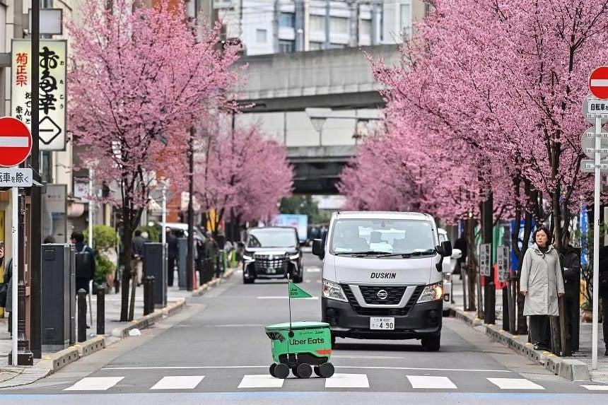 Ứng dụng Uber Eats chính thức giao hàng bằng robot ở một số khu vực tại thủ đô Tokyo (Nhật Bản). Ảnh: AFP