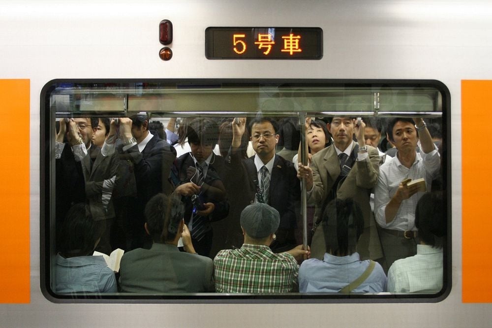 Theo thống kê, hầu hết các chuyến tàu điện tại Tokyo đều chạy vượt công suất, thậm chí có một số ít chạy vượt công suất 200% để đáp ứng nhu cầu di chuyển của khách. Ảnh: Ari Helminen/Flickr