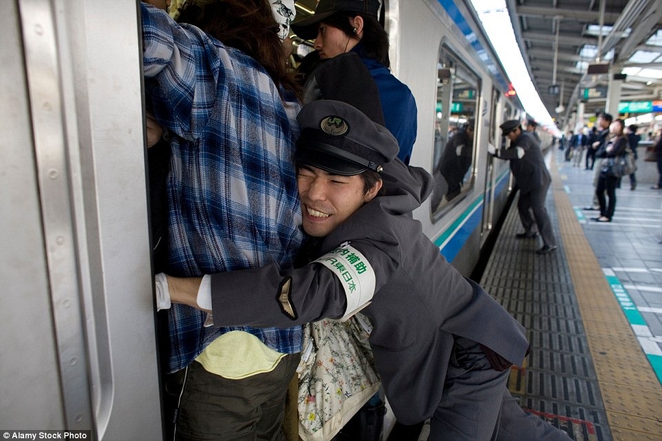 Nhật Bản đã tuyển dụng những nhân viên 'oshiya' hay còn gọi là 'pusher' với nhiệm vụ duy nhất là đẩy, nhồi nhét được nhiều khách nhất có thể vào mỗi chuyến tàu. Ảnh: Alamy