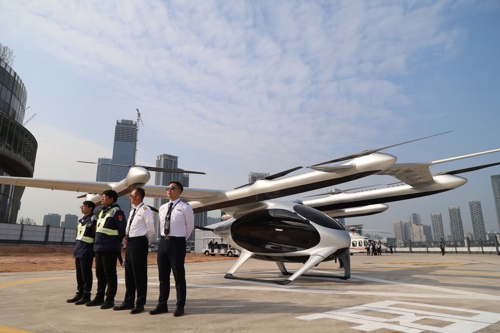Một máy bay eVTOL (cất cánh và hạ cánh thẳng đứng chạy bằng điện) năm chỗ ngồi tại cảng du thuyền Shekou, Thâm Quyến, tỉnh Quảng Đông, miền Nam Trung Quốc. Ảnh: Chinadaily