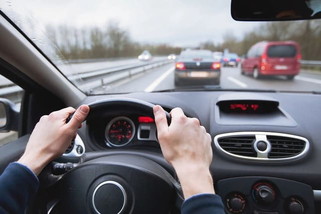 Việc lái xe dưới tốc độ cho phép trên đường cao tốc là hành vi điều khiển phương tiện tham gia giao thông không đúng quy định, có thể gây ra một số tình huống nguy hiểm và ảnh hưởng đến an toàn giao thông. Ảnh minh họa