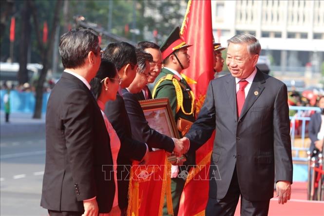 Tổng Bí thư Tô Lâm, thay mặt lãnh đạo Đảng, Nhà nước trao tặng danh hiệu “Anh hùng Lao động” cho Đảng bộ, Chính quyền và Nhân dân Thành phố Hồ Chí Minh. (Ảnh: TTXVN)