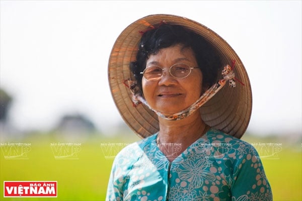 Bà Võ Thị Hồng là người phụ nữ đầu tiên của khu vực Đồng Bằng sông Cửu Long được Nhà nước phong tặng danh hiệu Anh hùng Lao động khi mới 36 tuổi. Ảnh: Báo ảnh Việt Nam