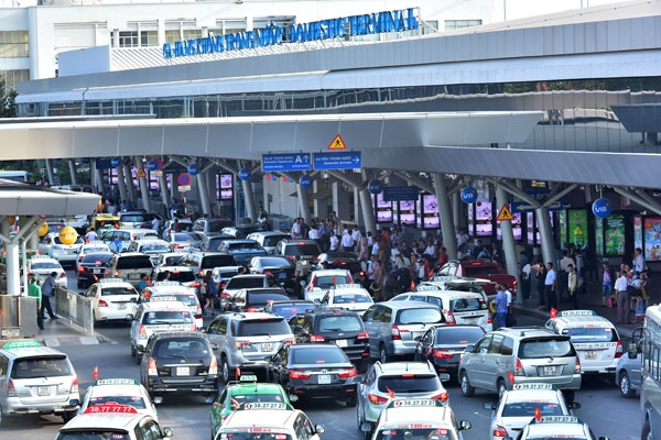 Khu vực xung quanh sân bay Tân Sơn Nhất luôn là điểm nóng về ùn tắc giao thông ở TP.HCM.