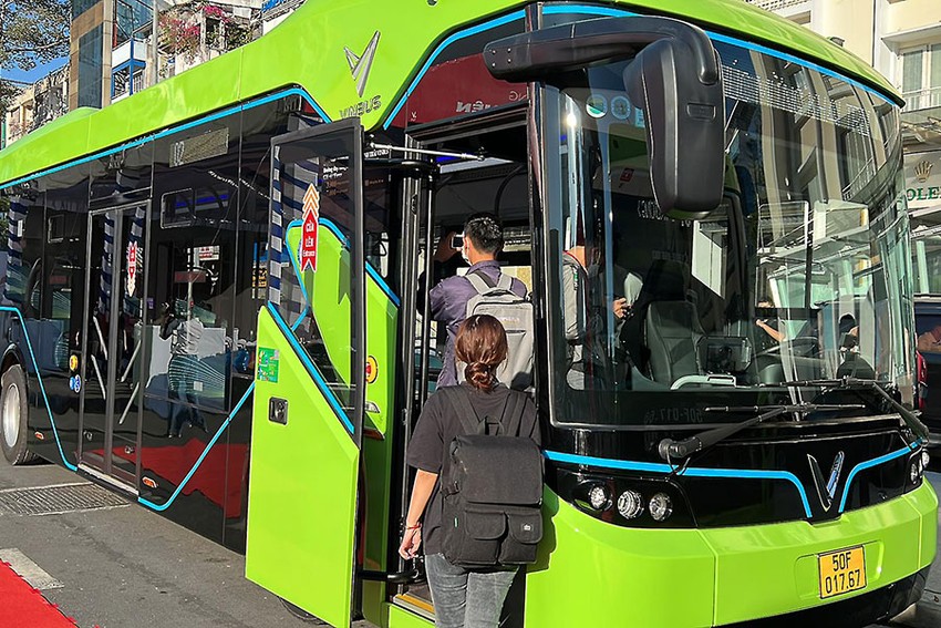 Tuyến xe buýt điện đầu tiên tại TP.HCM có số hiệu D4 đi vào vận hành từ tháng 3/2022. Ảnh: PLO