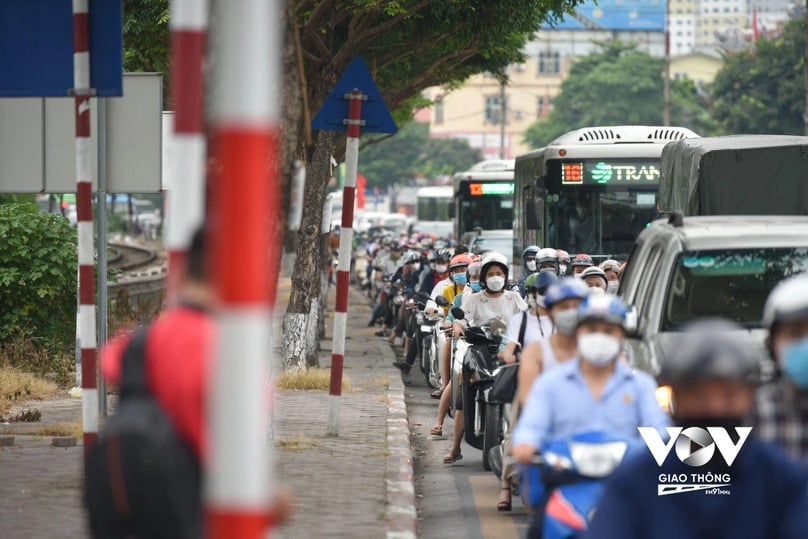 Thống kê cho thấy, Hà Nội hiện có hơn 10 triệu dân nhưng có 7,8 triệu phương tiện cá nhân, trong đó hơn 1 triệu phương tiện là ô tô.
