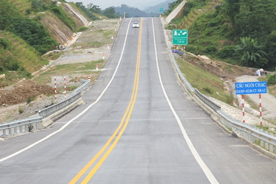 Cao tốc Nội Bài - Lào Cai đoạn Yên Bái - Lào Cai có quy mô phân kỳ đầu tư 2 làn xe đã bộc lộ nhiều bất cập. Ảnh: Thanh niên
