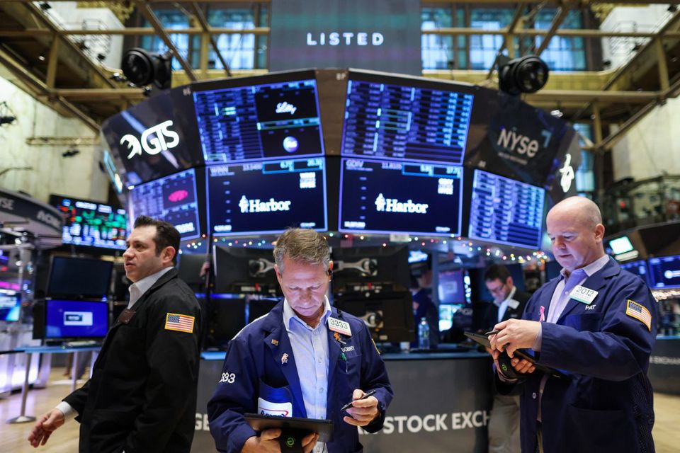 Các nhà giao dịch cổ phiếu trên sàn NYSE ở New York, Mỹ. Ảnh: Reuters