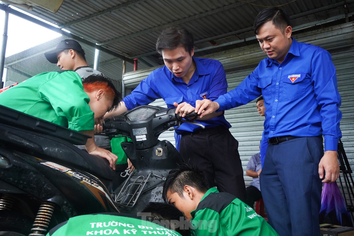 Những sinh viên của đại học Đông Á hỗ trợ cho người dân và các sinh viên nghèo ở Đà Nẵng được sửa xe miễn phí suốt nhiều năm qua