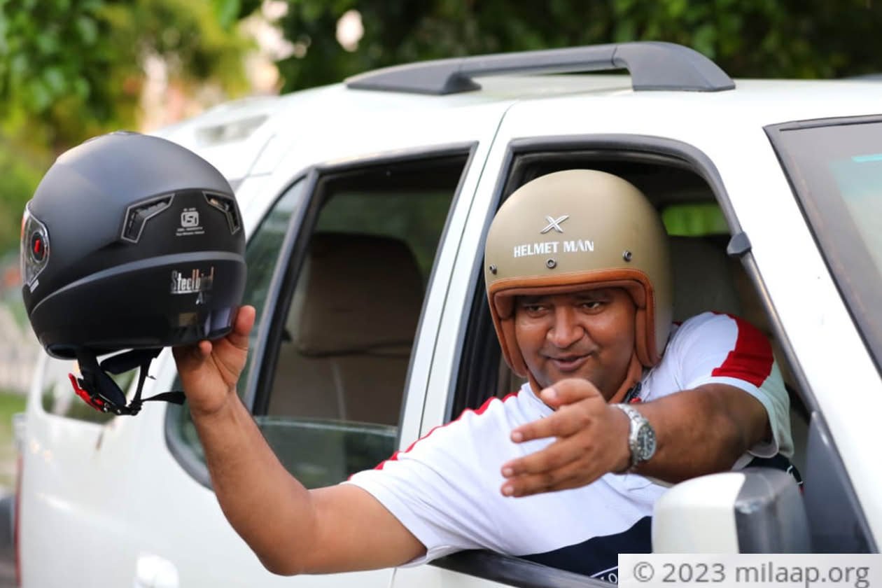 Nhiều năm qua, anh Kumar thường xuyên tặng mũ bảo hiểm và tuyên truyền về những lợi ích của việc sử dụng chúng cho những người đi xe máy mà không đội mũ bảo hiểm. Ảnh: https://milaap.org/