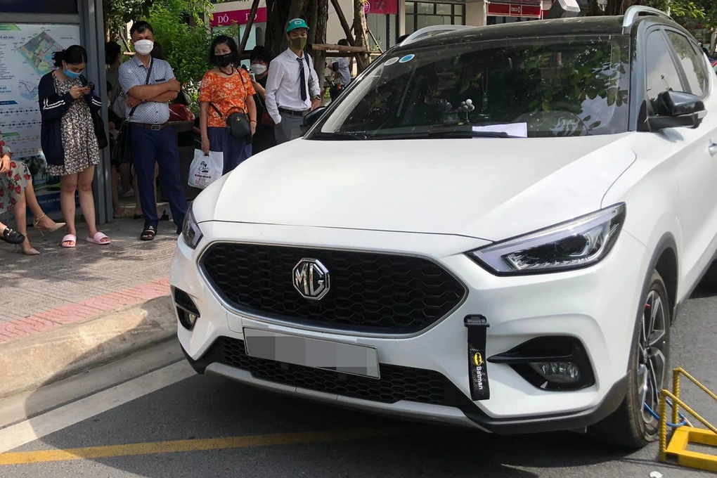 Một trường hợp ô tô bị khóa bánh trong khu đô thị do đỗ sai quy định (Ảnh: MXH).