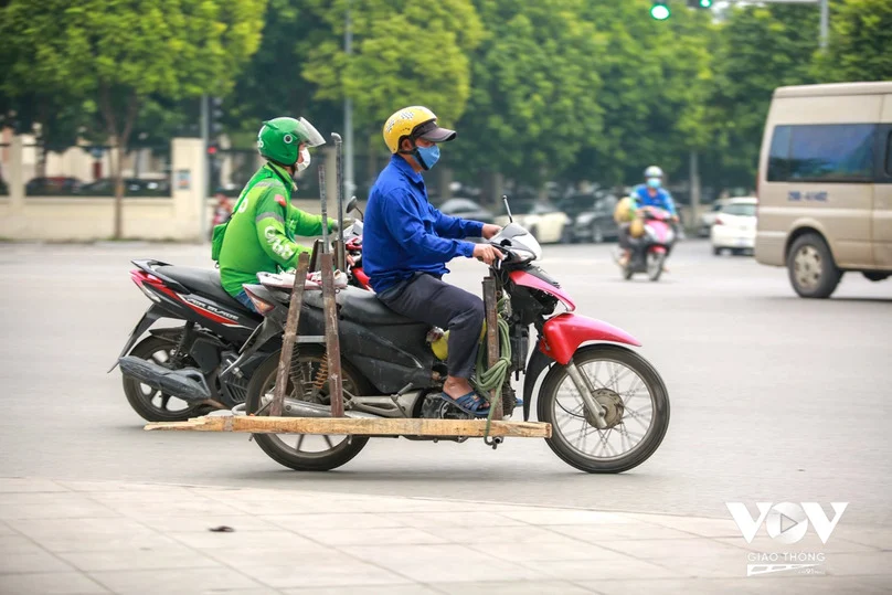 Nhiều người phụ thuộc vào xe máy, xe tải cũ để mưu sinh.