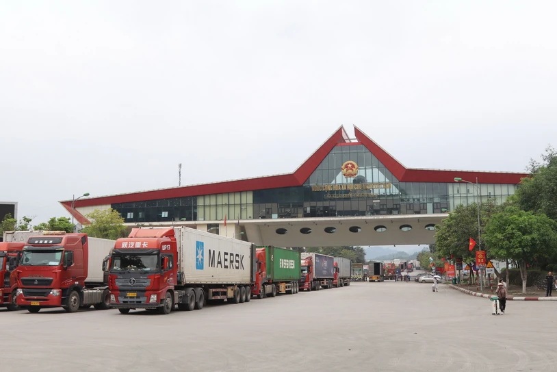 Các phương tiện xuất nhập khẩu hàng hóa chờ thông quan tại cửa khẩu quốc tế Hữu Nghị (Lạng Sơn). Ảnh: Quang Duy/TTXVN