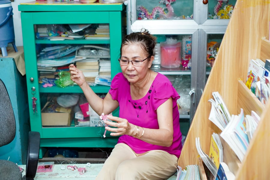 Cô Uyên học làm móc khóa để gây quỹ cho học sinh khó khăn (Ảnh: Báo Giáo dục thời đại)