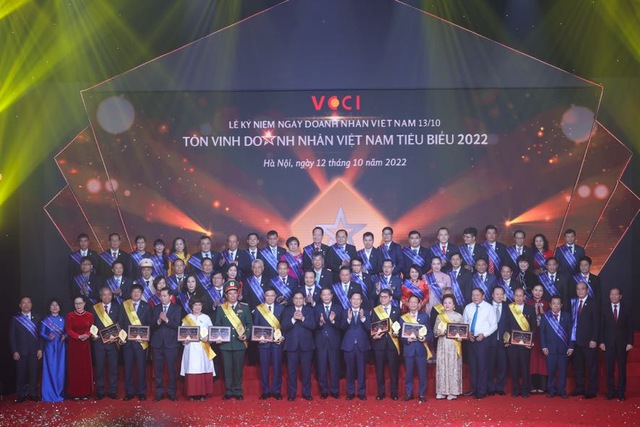 60 Doanh nhân Việt Nam tiêu biểu được tôn vinh năm 2022 có doanh thu trên 1,2 triệu tỷ đồng, vốn chủ sở hữu trên 722 nghìn tỷ đồng, nộp ngân sách nhà nước gần 148 nghìn tỷ đồng, lợi nhuận sau thuế trên 70 nghìn tỷ đồng và số lao động trên 251.000 người - Ảnh: VGP/Nhật Bắc