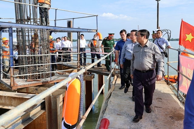 Thủ tướng Phạm Minh Chính kiểm tra công tác thi công trụ cầu P24-P33 cầu Nhơn Trạch trên sông Sài Gòn - Ảnh: VGP/Nhật Bắc