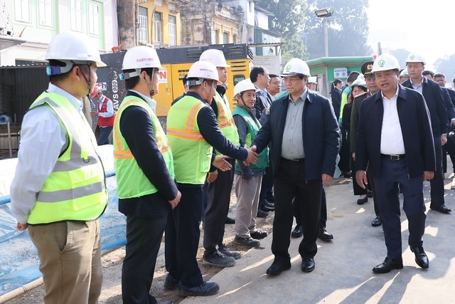 Thủ tướng Phạm Minh Chính đi kiểm tra hiện trường công tác thi công tuyến đường sắt đô thị số 3 Hà Nội (Nhổn-ga Hà Nội). Ảnh: VGP