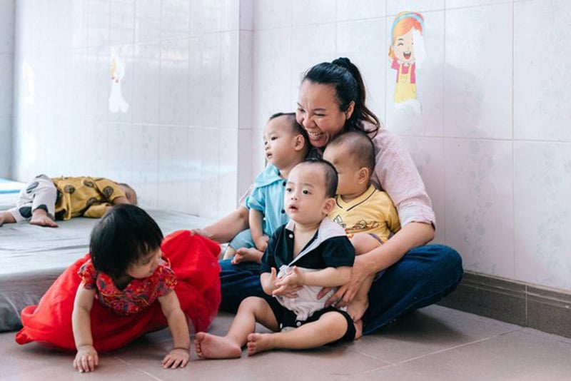 Hơn 30 năm qua, người phụ nữ “không chồng, nhiều con” Giáp Thị Sông Hương đã dành tất cả những gì mình có để nuôi cả trăm đứa bé bị bỏ rơi