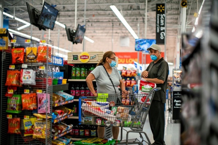 Người tiêu dùng Mỹ mua sắm tại Walmart ở bang New Jersey - Ảnh: Reuters