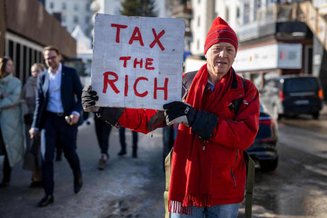 Triệu phú người Anh Phil White kêu gọi 'đánh thuế người giàu' tại Diễn đàn Kinh tế Thế giới ở Davos, Thụy Sĩ, ngày 18/1. Ảnh: AFP