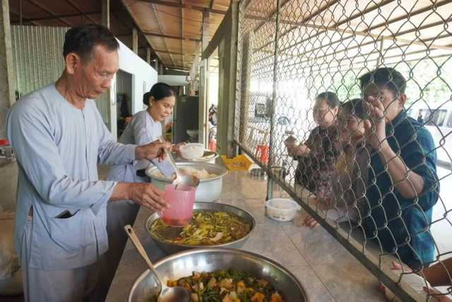 Ông Út tham gia phát cơm từ thiện tại Bệnh viện Tâm thần TP.Cần Thơ. (Ảnh: Thanh niên)