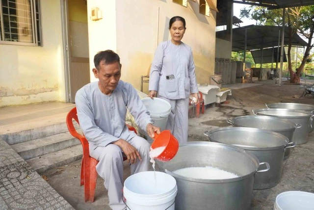 Ông Út đã gắn bó với công việc thiện nguyện hơn 30 năm nay. (Ảnh: Thanh niên)
