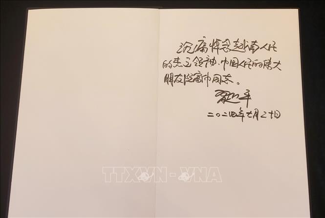 Tổng Bí thư, Chủ tịch Trung Quốc Tập Cận Bình ghi dòng chữ trong Sổ tang: 'Vô cùng thương tiếc đồng chí Nguyễn Phú Trọng, lãnh tụ kiệt xuất của nhân dân Việt Nam, người bạn vĩ đại của nhân dân Trung Quốc'. Ảnh: Thành Dương/PV TTXVN tại Trung Quốc