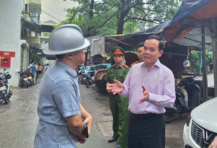 Phó Thủ tướng Trần Lưu Quang đến hiện trường chỉ đạo các cơ quan chức năng khẩn trương khắc phục hậu quả vụ cháy và thăm hỏi, động viên gia đình các nạn nhân gặp nạn. (Ảnh: Anh Hùng/Vietnamnet)