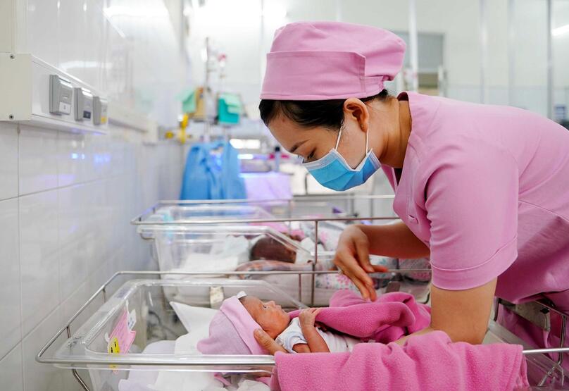 Sau nhiều năm duy trì mức sinh thay thế, tỷ lệ sinh tại Việt Nam có xu hướng gia tăng trở lại. Ảnh: Thanh niên