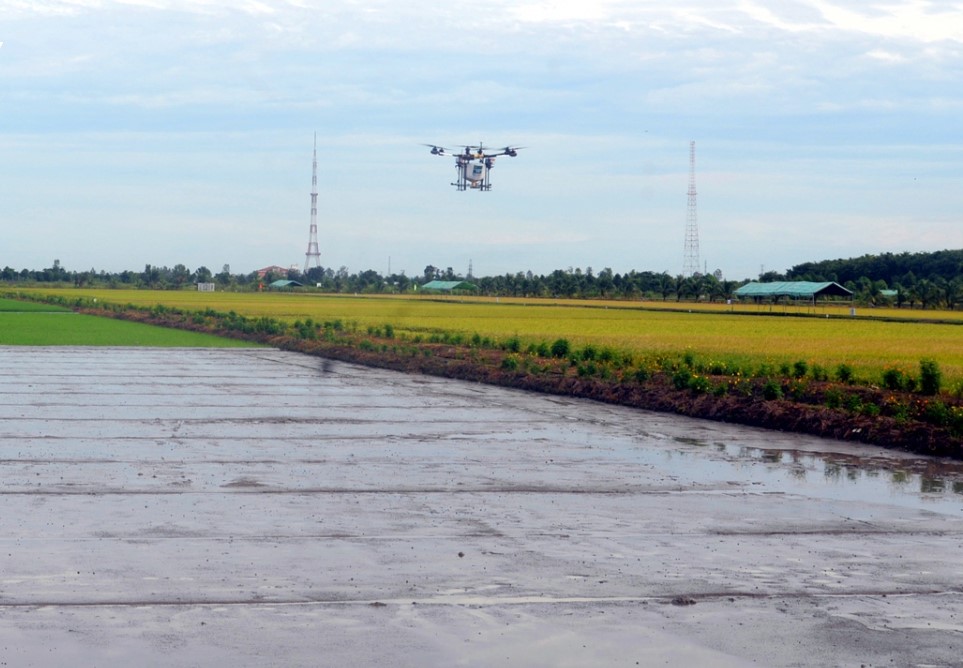 Thiết bị Done ( máy bay phun thuốc) đang phun xịt trên cánh đồng tại Tháp Mười.